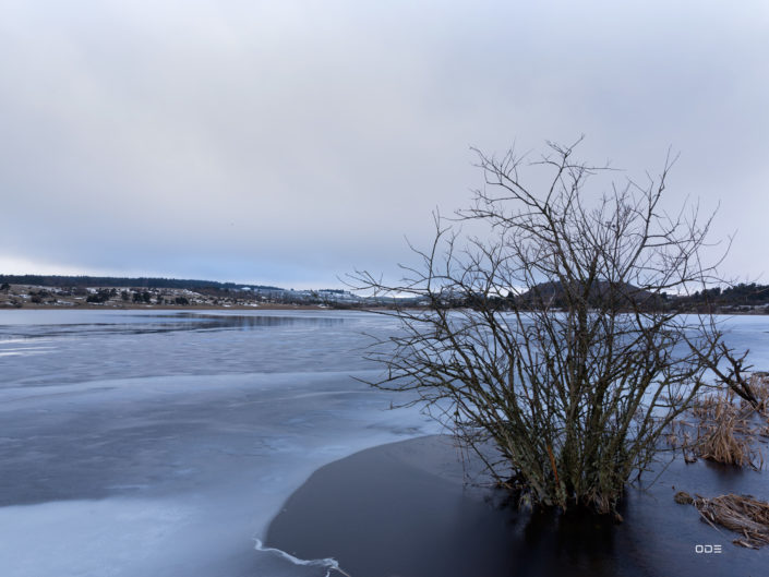 Lac du Pêcher gelé en hiver. Cantal - Auvergne