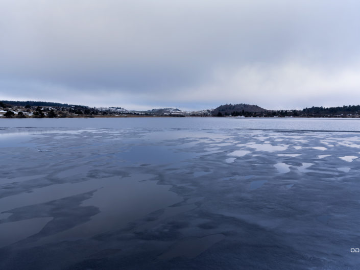 Lac du Pêcher gelé en hiver. Cantal - Auvergne